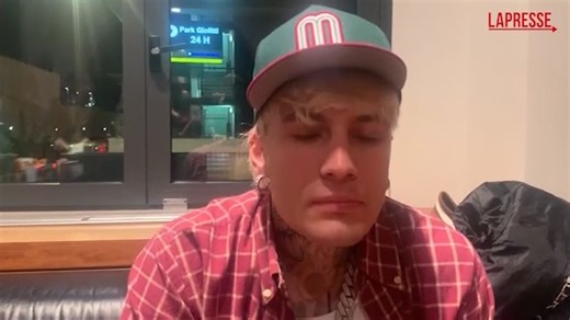 🎧 Il Tre torna con “Anima Nera” Il rapper romano **Il Tre** (Guido Luigi Senia) pubblica il suo nuovo album **“Anima Nera”** (Warner Music Italy), disponibile dal **7 novembre 2025** in formato fisico e digitale. Un progetto di 11 tracce in cui l’artista si mette completamente a nudo: un viaggio tra paure, ombre e responsabilità, con testi più maturi e introspettivi. 📍 L’anteprima del disco si è tenuta alla Discoteca Laziale di Roma, gremita di fan. 🎤 Dal **28 novembre** parte l’**“Anima Nera