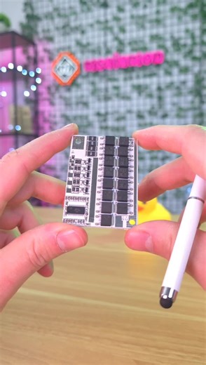 Ten BMS-3S to koks: do 100 A chwilowo, dla 18650, a ja pokazuję, jak z 3S zrobić 4S albo nawet 5S. Zworki to dopiero początek — bez odpowiednich rezystorów w konkretnych miejscach ani rusz, a rozpiska czeka na blogu. Wyjaśniam różnicę między wspólnym a osobnym portem i gdzie je podłączyć, żeby wycisnąć 60 A ciągłego, 80 A na osobnym i do 100 A w piku. Do tego wbudowany balanser dba o równe napięcia, a zabezpieczenia gaszą zwarcia i chronią przed prze/rozładowaniem nawet w ciężkich warunkach. Ide