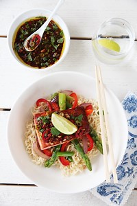 LAKS MED SPICY SOYASAUS, WOKEDE GRØNNSAKER OG NUDLER (VIDEO) | TRINES MATBLOGG