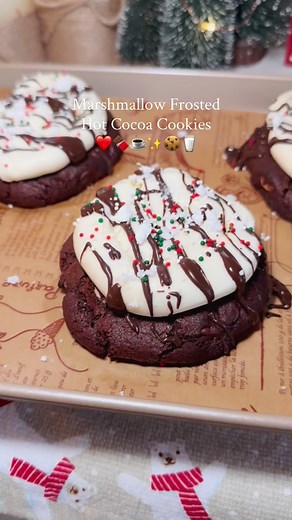 Marshmallow Frosted Hot Cocoa Cookies ❤️🍫☕️✨🍪🥛 Soft, fudgy chocolate cookies topped with marshmallow frosting, melted chocolate, and festive sprinkles… these taste exactly like a cozy cup of hot cocoa! Ingredients For the Hot Chocolate Cookies • 1 stick (110 g) unsalted butter, softened • 1/3 cup (75 g) cane sugar • 1/3 cup (75 g) brown sugar • 1 egg (room temperature) • 1 1/2 tsp vanilla extract (2.5 g) • 1 1/4 cups (150 g) all-purpose flour • 1/4 cup (30 g) cocoa powder • 1 1/2 tsp (6.5 g) 