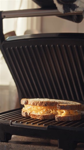 Want cheese made with 100% Canadian dairy? Here’s a helping hoof: choose Black Diamond, Cracker Barrel, and Cheestrings | Black Diamond