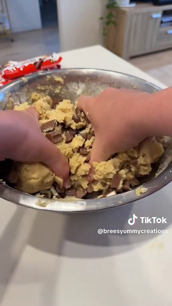 Kinder Bueno Loaded Cookies 🍫 Recipe: makes 10-12 250g Unsalted Butter 200g Brown Sugar 200g White Sugar 2 Large Eggs 1 tsp Vanilla 600g Plain Flour 3 tsp baking powder 1 tsp bicarbonate soda 1 tsp Salt 200g Kinder Chococlate, roughly chopped 360g Milk Chocolate Chips Extra bueno chocolate, nutella & White Chocolate spread for topping 🥰 1. Beat the butter in a large bowl until pale and creamy. Add sugars and vanilla and beat again until well combined. 2. Add eggs in one at a time until smooth.