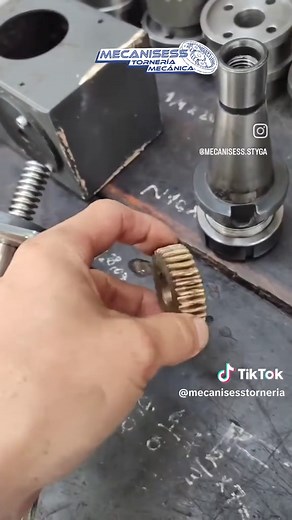 Fresadora: Roscar Tornillos con Plato Divisor