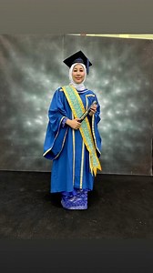 Sharifah Shahora Berjaya Menggenggam Ijazah Sarjana Muda Pengurusan Industri Kreatif dengan Kepujian Kelas Pertama Ramai selebriti berjaya menamatkan pengajian dengan memiliki segulung ijazah. Antaranya, Yana Samsudin, Dina Nadzir, Rebecca Nur Al-Islam dan tidak ketinggalan Sharifah Shahora. Tahniah diucapkan kepada pelakon dan pelawak Sharifah Shahora atau nama penuhnya, Sharifah Shahora Syed Akil, 51, turut berkongsi kegembiraannya apabila berjaya menamatkan pengajiannya dengan naik ke pentas 
