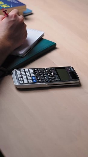 Casio FX-991’de yeni dönem 🚀 Efsane model FX-991EX yıllarca öğrencilerin ve mühendislerin kahramanı oldu… Ama artık tahtını çok daha modern bir isme devrediyor: FX-991CW ✨ Yeni ClassWiz serisinin bu güncellenmiş modeli; • İkonlu menüsü • Daha sezgisel arayüzü • QR kod destekli dijital içerikleri • Güçlü işlem hızını koruyan yeni tasarımı ile geleceğin hesap makinesi olarak karşında! ⚡️ Kısacası: FX-991EX bir efsaneydi… FX-991CW ise yeni standart. 🙌 #Casio #CasioCalculator #Casiofx #Classwiz #H