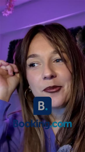 Anaïs Silva, Airbnb HOST | Experte LCD on Instagram: "Oui, j’ai volontairement augmenté ma commission sur Booking. Et non, je ne suis pas maso. Sur Booking, ta visibilité n’est pas “méritée”. Elle est achetée via l’algorithme. 📌 Fait n°1 – Booking est une place de marché Plus tu rapportes d’argent à Booking, plus Booking te met en avant. C’est mécanique : ils poussent les annonces qui leur génèrent le plus de commissions. 📌 Fait n°2 – La commission boostée = plus d’impressions Activer une comm