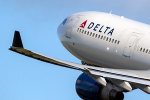 Delta co-pilot "dragged off flight" after federal agents "storm" cockpit
