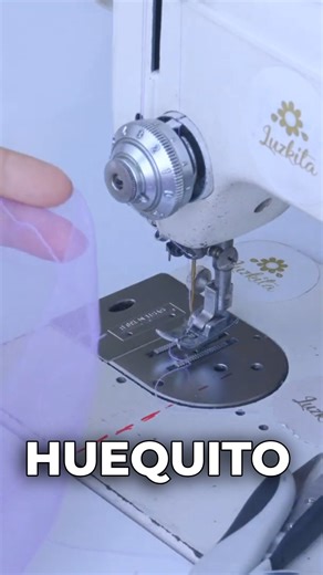 Cómo coser una falda con elástico ¡El TUTÚ MÁS FÁCIL DEL MUNDO! 😱 Hecho con cinta de satín y queda HERMOSO 💖 Mira el video completo en nuestro canal de Youtube: Con Luzkita. 🔴 #conluzkita #conluzkitameinspira #tutorialdecostura #proyectodecostura #bolsasdetela #manualidades #hechoamano #costuracreativa #costurafacil #diy #hazlotumismo #tutuspersonalizados #satin | Con Luzkita