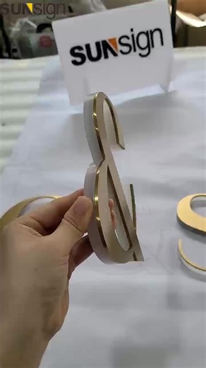 ✨Sleek, shiny, and perfectly lit — this brushed gold backlit letter checks all the boxes: ✅Crafted with brushed gold stainless steel cladding crisp white acrylic backing built-in LED lights ✅warm, glowing edge adds instant luxury to storefronts, lobbies, or any space that craves refined style. ✅Tag a brand that needs this level of polish 👇 ✅Ideal for adding a touch of elegance to logos, monograms, or statement decor. 📩★WhatsApp: 1(332)260-2434 📩★Email: tina@sunsignad.com #GoldSignage #Backlit