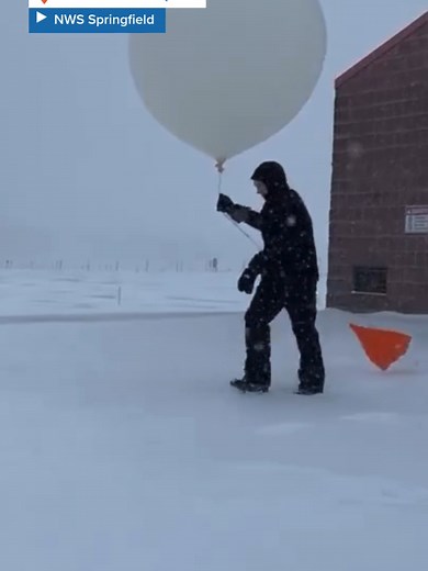 🎈 UP AND AWAY! Ever wonder how weather forecasts are made? This weather balloon launch in Springfield, MO, gives you a glimpse. Even in heavy snow and strong winds yesterday, the NWS is on the job. Talk about dedication! #springfieldmo #missouri #springfield #winter #snow #forecast #weather