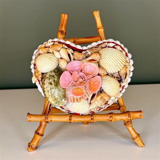 Vintage Seashell Trinket Box, Heart Shell Covered Jewelry Holder, Holiday Gift for Beach Lovers, Coastal Keepsake Box for Shell Collectors