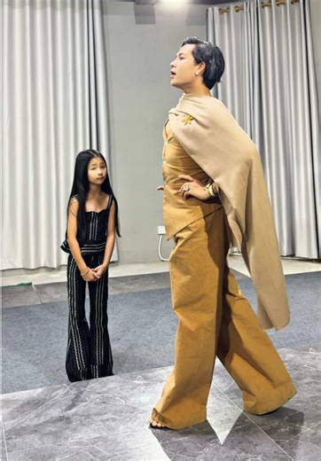 ✨សាលាដើរបង្ហាញម៉ូដ ថ្នាក់របាំ នឹង សាលាច្នៃម៉ូដសំលៀកបំពាក់ សាខាថ្មីនៅបឹងកក់2🇰🇭🔥ឱកាសក្លាយជាតារាបង្ហាញម៉ូដអាជីព នឹងអ្នកច្នៃម៉ូដអាជីព មានហ្វេសសិនសូរជាច្រើន💎💎💎ហ្វេសសិនសូបន្ទាប់ក្នុងពេលឆាប់ៗនេះហើយ ប្អូនៗដែលមានក្ដីស្រម៉ៃចង់ក្លាយជាតារាបង្ហាញម៉ូដឬកែដំណើរធម្មជាតិឲ្យស្អាតអាចចុះឈ្មោះចូលរៀនថ្នាក់បង្រៀនដើរម៉ូត Queen Victoria ថ្ងៃនេះនឹងទទួលបានការបញ្ចុះតំលៃដល់ទៅ​ 50% OFF! 🔥⚡️ចំណេះដឹងដែលនឹងទទួលបាន៖👉🏽 ម៉ូលដ្ឋានគ្រឹះនៃការដើរបង្ហាញម៉ូត👉🏽 យល់ដឹងច្បាស់អំពី​ហ្វេសហ្សិន ក៏ដូចជាវិស័យដើរម៉ូត👉🏽 ចេះកាច់ស្ទាយល៍ថ