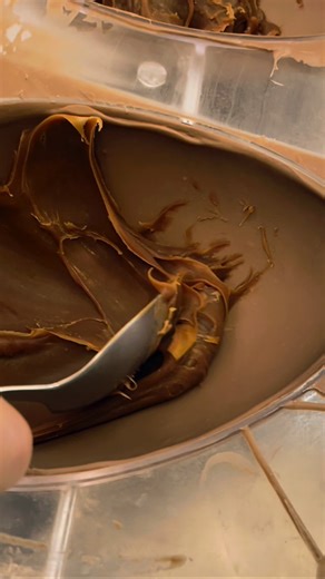 La Petite Bouche | La pasticceria Artigianale di Assemini on Instagram: "👨🏼‍🍳Nel nostro laboratorio il cioccolato non si versa soltanto. Si studia. Si prova. Si stratifica. Stiamo sperimentando nuove consistenze, nuovi strati interni, nuove sorprese. Perché un uovo di cioccolato non deve essere solo bello fuori, ma raccontare qualcosa anche dentro. È così che nascono le nostre creazioni: tentativi, mani sporche di cacao, intuizioni improvvise e quella curiosità che non smette mai di cercare.