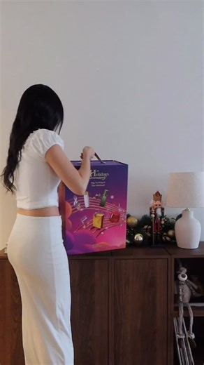 hashy on Instagram: "Did @iShopChangi just up the ante with this Holiday Countdown Musical Box? 😍🎄 The Holiday Countdown Music Box beautifully encapsulates the enchanting atmosphere of iShopChangi, serving as a charming prelude to the treasures that await online. This selection of surprises will inspire your gift ideas and bring your joyful discoveries. Also, iShopChangi’s Holidays Unwrapped truly makes gifting easy by curating gift selections and holiday gift sets. Here are promo codes to swe