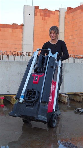 Der Moment 🤓, wenn dich die Baustellensonne ☀️morgens anstrahlt, dann weißte, wir haben Winter und es ist 6 Uhr morgens in Deutschland 🥶 Wann fangt ihr an zu arbeiten ? Und wie leuchtet ihr eure Baustellen im Winter aus ?😌🫱🏼‍🫲🏾 Anzeige #baustelle #werkzeug #tschulique #milwaukee