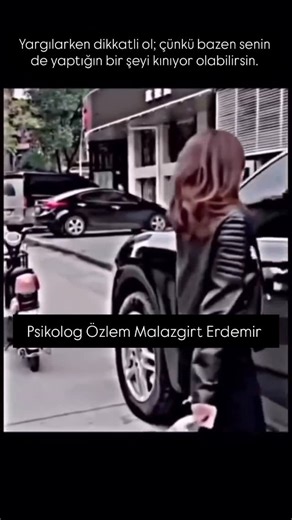 Özlem Malazgirt Erdemir on Instagram: "Günlük hayatta başkalarının davranışlarını hızla yargılama eğilimindeyiz. Ancak videoda gördüğümüz o çarpıcı dönüş, psikolojide “Psikolojik Yansıtma” (Projection) ve “Atıf Hatası” (Attribution Error) kavramlarıyla doğrudan ilişkilidir. Çoğu zaman başkalarını kınarken, aslında kendi içimizde çözemediğimiz veya farkında olmadan sergilediğimiz davranışlara tepki veririz. Sosyal psikolog Lee Ross’un tanımladığı “Temel Atıf Hatası”na göre, başkalarının hataların
