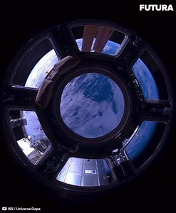 [🛰️] Superbe vue sur la Terre depuis la Cupola, un module d'observation de la Station spatiale internationale (ISS) construit par l'ESA. Son nom dérive du mot italien cupola, qui signifie "dôme". Ses sept fenêtres sont utilisées pour mener des expériences, des amarrages et des observations de la Terre. Il a été lancé à bord de la mission STS-130, le 8 Février 2010 et attaché au module Tranquility (Node 3) 🚀 🎵Portal - "Gravity Sound" | Futura explore l'espace