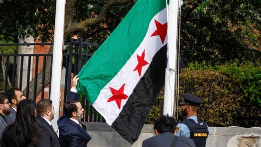 رفع علم سوريا الجديد بمقر الأمم المتحدة في نيويورك