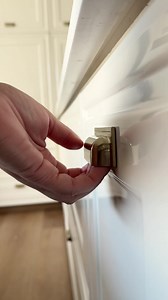 16K views · 81 reactions | Um detalhe que faz toda a diferença: os puxadores Plymouth da Zen Design chegando e sendo aplicados no projeto. A cozinha ganhou ainda mais personalidade! | Larissa Reis Arquitetura | Facebook