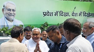 Nitish Kumar: जदयू का सिकुड़ता ग्राफ, फिर कैसे PM पद की दावेदारी कर सकते हैं नीतीश कुमार? समझें सियासी गणित