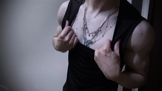 Not every chain is meant to stay under your shirt. This men’s body chain sits right on the chest — clean lines, cold metal, pure confidence.#bodychain #sexyaccessories #womensfashion #summeroutfit #MensWaistChain