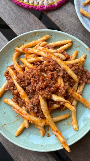 🇮🇹Italian Meat Sauce (Sausage Ragù) AD | Made with Bono’s Limited Edition, Family Estate Sourced Extra Virgin Olive Oil, now available at select Whole Foods Market locations across the county. It brings depth and richness to this traditional Italian meat sauce recipe! This hearty Italian meat sauce is made with sweet sausage for a little twist. An easy pasta recipe that simmers low and slow! It’s simple enough for a weeknight dinner, but special enough for Sunday sauce. Recipe in the comments