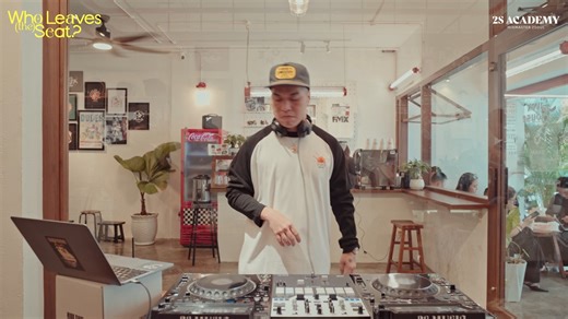 LIVESET #7 | WHO LEAVE (THE) SEAT? x DJ 74 DJ 74 – một trong những tên tuổi đã góp phần định hình nên văn hóa DJ tại Việt Nam, luôn được biết đến với kinh nghiệm dày dặn cùng tư duy âm nhạc hiện đại và sáng tạo. Trong Liveset WLTS #7, DJ 74 mang đến một set Open-format đầy cuốn hút, hòa quyện giữa bassline bắt tai và những transition mượt mà, dẫn dắt người nghe qua từng cung bậc cảm xúc – vừa phóng khoáng, vừa sâu lắng. ► Xem full Liveset DJ 74 tại kênh YouTube 2S Academy 🔗 Link video ở phần bì