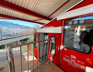 Conoce la historia y la importancia que ha tenido el funicular de Artxanda en Bilbao Bizkaia, con las visitas guiadas que se organizan el primer sábado de cada mes 😍🚠 ¡Sube a uno de los lugares más singulares de la ciudad y descubre Bilbao desde lo alto! 👀 📍 Primer sábado del mes a las 10:00h. en castellano En el caso de grupos en euskera, inglés y francés se acordará con el grupo la fecha y hora a demanda. ❤️ https://funicularartxanda.bilbao.eus/visitas-guiadas/ • Ezagutu ezazu Artxandako f