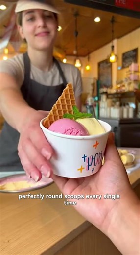 Heated ice cream scoop, USB rechargeable electric ice cream scooper with LED display, heats up to 160°F, perfect for hard ice cream. #icecreamscoop #kitchenmusthaves #kitchen #scooping #tiktok