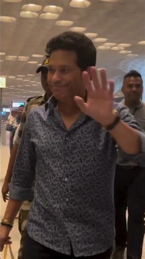 Sachin Tendulkar Candid Moments At Airport