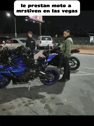 Mrstiven disfruta de una moto en Las Vegas