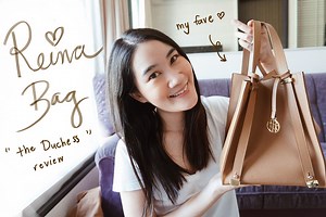 [Bag Review] วันนี้เนตมารีวิวกระเป๋า Reina Bag รุ่น The Duchess สี Sepia ตามสัญญาค่า ^^ เนตชอบใบนี้มากๆ ค่ะ ใช้บ่อยมาก ตัวกระเป๋าทำจากหนังวัวทั้งใบ ที่นุ่ม แต่ยังเป็นทรงนะคะ เนตชอบที่สามารถถือได้หลายแบบจะคุณหนูก็ได้ จะแนวคล่องตัวก็ได้ และจุของได้ค่อนข้างมาก ใส่ ipad ได้เลยล่ะ มีอะไรก็โยนเข้าไปได้เลย แต่การเปิดเปิดกระเป๋าไม่ได้เป็นซิป ดังนั้นอาจต้องระวังการล้วงนิดนึงค่ะ นอกนั้นเนตชอบหมดเลย ซึ่งกระเป๋าแบรนด์นี้เป็นแบรนด์ของน้อง Nina Beautyworld นะคะ น้องน่ารักมาก และทำกระเป๋าออกมาได้สวยเลยค่ะ อีกอ