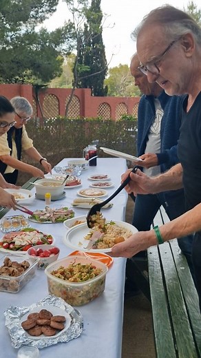 Anoche compartimos mucho más que una cena. Risas, sabores, acentos y abrazos alrededor de la misma mesa. Gracias a todos los que trajeron su plato… ¡y su alegría! . . . . #cenacomunitaria #campinglife #saboresqueunen #buenrollocamping #happysolmoments #cenasqueconectan #platosconhistoria #reencuentroscamping #viviendoelcamping #juntossabemejor | Camping El Templo del Sol