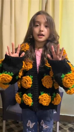 Waj Ayesha on Instagram: "BOOK BEAUTIFUL FLOWER CARDIGANS !! SIZE & COLOR CAN BE CUSTIOMIZED !! #wajayeshathreadart #wajayesha #viral #trendingreels♥️"