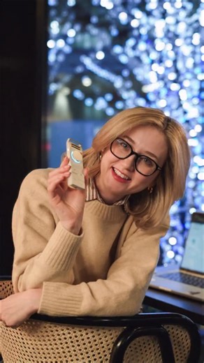 Zhenny Umino| 海野ジェニー on Instagram: "寒くなってきて、温かいラテが美味しい季節☕️ カフェでほっと一息つきながら、仕事も捗らせたい。 そんな時の頼れる相棒が、『HiDock P1』 見た目もシンプルで可愛いのに、中身はすごく優秀。 特に、独自の「BlueCatch™」機能が便利で、 Bluetoothイヤフォンとワンタッチで繋がるから 周りを気にせず、スマートに録音できちゃうんです🎧 スマホやPCを開かなくても、 ボタン一つで録音開始できるのが本当に便利。 移動中や散歩中にふと思いついたアイデアも、 逃さずメモ代わりに残せます📝 ポケットサイズだから、どこへでも連れて行けます☺️ ▼Check here @hidockjapan ＼お得なキャンペーン情報／ クリスマスシーズンに合わせて、特別なキャンペーンが開催されます🎄 🎅キャンペーン期間：12/16〜12/25 さらに今回は、フォロワー様限定の 【5%OFFクーポン】も発行していただきました！✨ ▼専用クーポンコード 【UMINODHIDOCK】 ▼専用URL【https://bit.ly/