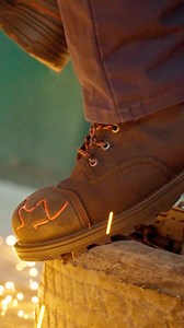 Timberland PRO® Magnitude. Estas resistentes botas de trabajo cuentan con cuero impermeable de primera calidad y parte superior textil de doble tejido con una membrana interna para una máxima protección impermeable y 200 gramos de aislamiento Thermolite® para cuando baja la temperatura. Encuéntralas en www.timberlandpro.com.mx. #timberlandpro #timberlandpromx | Timberland PRO México