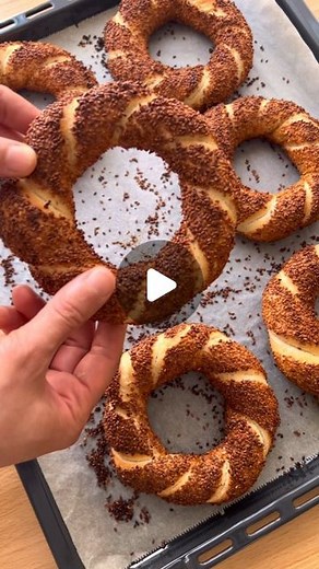 Meral Turan on Instagram: "Evde çıtır çıtır simit yapımı.. Paylaşımımı gördüyseniz bir ❤️ emojisi alabilir miyim🙏 TEREYAĞLI SİMİT 4-4.5 su bardağı un 1 su bardağı ılık su Yarım su bardağı ılık süt 1 çay kaşığı instant maya 1 tatlı kaşığı şeker 1.5 çay kaşığı tuz 1. Yemek kaşığı tereyağı Şerbet için ; Yarım çay bardağı pekmez 1 çay bardağı su 1 tatlı kaşığı un (karıştıralım) Kaplama için ;kavrulmuş susam Tüm malzemeleri karıştırıp sertçe bir hamur yoğuralım. 45 dk mayalandıralım ve videodaki gib