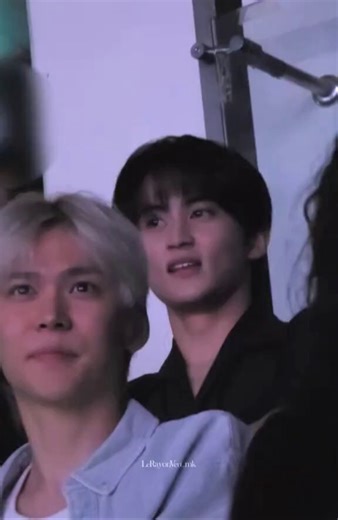 振り返ってまでマークを見るショウタロウ…この日“本当に幸せだった”と言っていた一緒にNCT兄(ドヨン)のソロコン観るなんてRIIZE全員初めてだった🦌「気づけばデビューしてから先輩の公演に来たのは初めてでした…」🦦「そうだ…僕はシズニだったw💚」※ウンソクとマーク並び好き#EUNSEOK #MARK