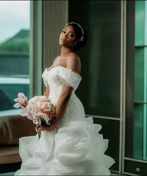 OUR EASTER PROMO PRICE FOR THIS WEDDING DRESS IS 250,000 WITH COMPLIMENTARY BRIDE’S PACKAGE THIS PACKAGE WILL SAVE YOU MORE THAN N 100,000 The Easter Promo Rental Package includes 1 Luxury wedding dress 1 Bouquet 💐 1 Cathedral veil 1 Bridal robe 1 Luxury Hair vine or Tiara 1 Luxury petticoat Our Booking process is first come first serve Payment validates order Once you see the wedding dress you like secure it by making payment. Please 🙏 confirm the availability of the wedding dress before maki