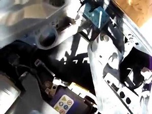 How to replace the headlight bulb on a Renault Modus