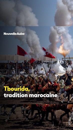 Connaissez-vous la Tbourida ? La Tbourida, également connue sous le nom de Fantasia marocaine, est une tradition équestre emblématique du Maroc. Profondément enracinée dans l’histoire et la culture du pays, cette pratique évoque à la fois le courage des cavaliers, la grâce des chevaux et l’esprit de camaraderie qui unit la communauté. La Tbourida est souvent présentée lors de célébrations et de festivals marocains, tels que les mariages, les anniversaires ou les fêtes religieuses. Elle met en sc