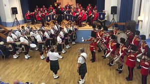 British togetherness in military music … Back in 2017 the Scottish Pipes and the English volunteer drums played together. With musical support from our Veterans Fusiliers Band! #British #MilitaryBands #scottishpipes #LancashirecorpsofDrums #BritishUnion Have a good Saturday all! (Footage courtesy of Carole Liston) | 5 Fusiliers