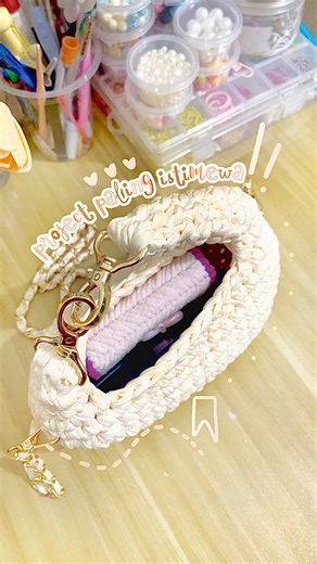 Bag Charm | Keychan | Crochet on Instagram: "Peoject jelly bag buat umiku✨ Benangnya aku pake lotus glitter warna offwhite dari @anekabenang Beda dari tshirt yarn biasa, efek glitternya jadi bikin kesan tasnya lebih mewah😍 Setuju gak? Open Pre-Order project buat orang kesayangan kamu, bisa DM aku❤️ #craft #crochet #diy #handmade #jellybag #gift #art"