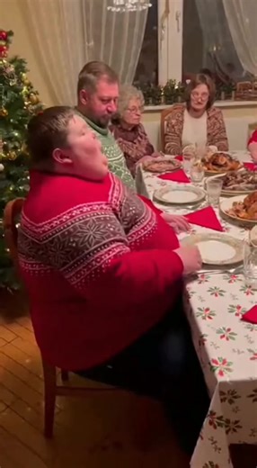 Amikor a karácsonyi vacsora kicsit TÚL jól sikerül… 🎄😂#karacsony #karacsonyivacsora #csalad #humor #AI