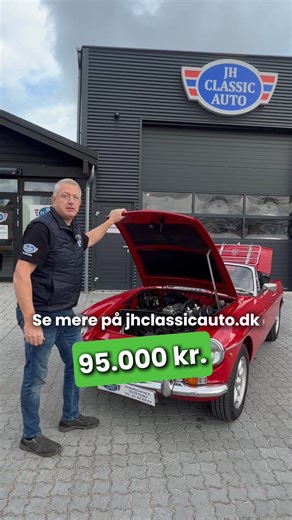 MG MGB 1800 Roadster - Britisk charme fra 60’erne 🇬🇧✨ Her står en MG B 1800 Roadster fra 1968 - en ægte klassiker fra dengang, hvor sportsvogne blev bygget med charme, lyd og sjæl. 👉 Nyrenoveret motor og gearkasse - kører, som en klassisk MG skal. 👉 Ingen rust - bilen står flot og sund i karrosseriet. 👉 Ny kaleche - klar til sommerens køreture. 👉 Klassisk rød lakering - det helt rigtige look til en britisk roadster. 👉 God driftsøkonomi - for dig, der også vil bruge bilen og ikke kun kigge