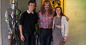 Presentator Kürt Rogiers laat zich bij Huis Baeyens flower power look aanmeten voor Schlagerfestival: “Grote fan van pruik en brilletje”