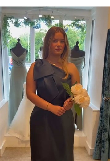 Big bow or small? This dress has been so popular this year 🎀