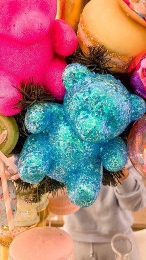 Tati Makeup on Instagram: "Tutorial para hacer tus propios adornos! Confieso que me divertí muchísimo haciéndolos! #candylandchristmas #gummybears #diychristmas"