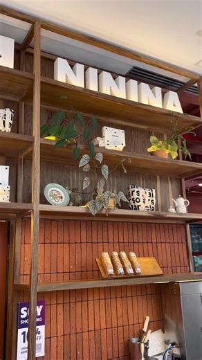 En Ninina, El Solar Shopping café de especialidad, ingredientes naturales y pastelería artesanal: todo en un solo lugar. Ninina te invita a disfrutar cada momento con sabor auténtico, sin prisas. También podés pedir para llevar. 👉 Descubrí www.elsolarshopping.com.ar/tiendas/ninina | El Solar Shopping