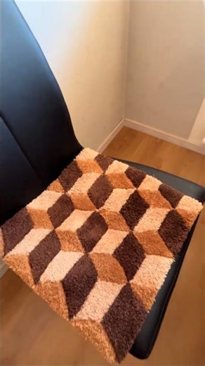 Creating tufted chair seat #tufting #tuftingcarpet #art #diy